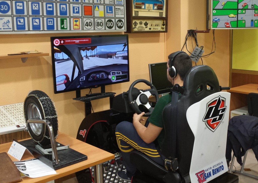 La autoescuela San Benito de Valladolid adquiere un simulador de conducción.
