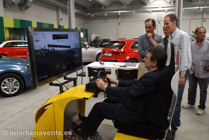 El alcalde de Benavente, Saturnino Mañanes, probando el simulador. Imagen: interbenavente.es