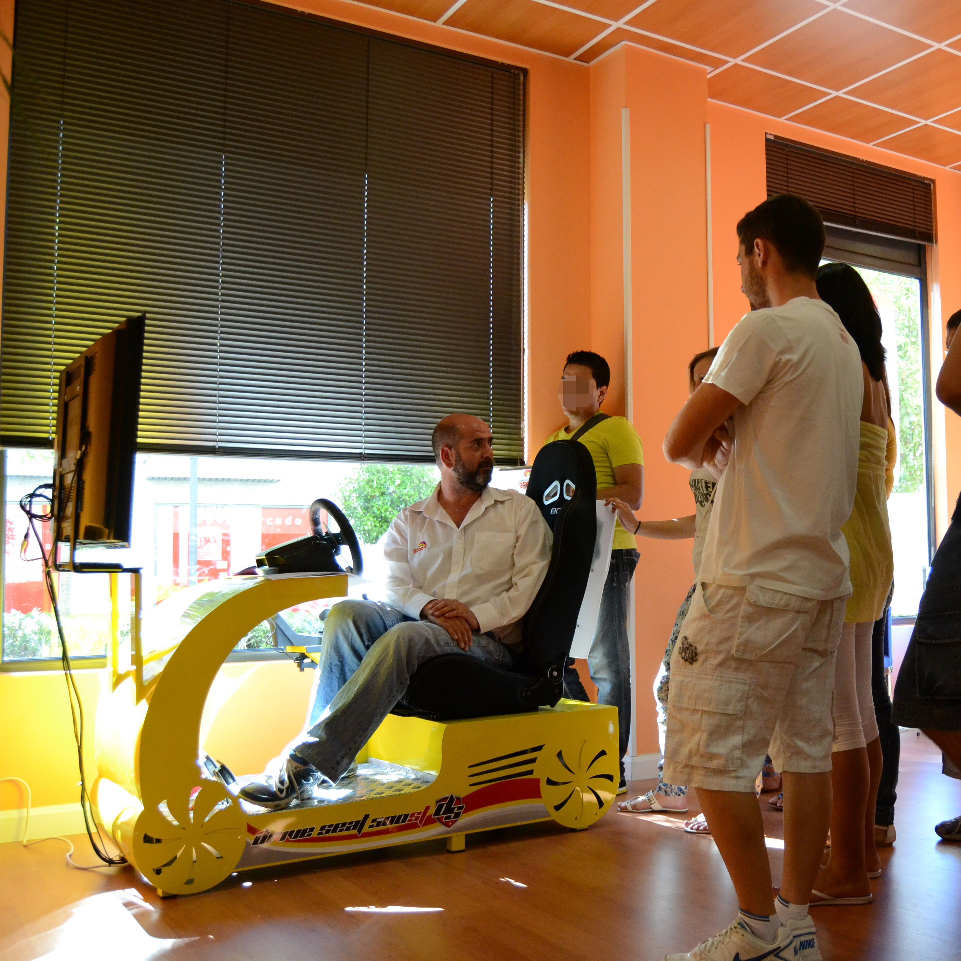La autoescuela 2000 de Coslada (Madrid) adquiere un simulador de coche como  apoyo a la enseñanza