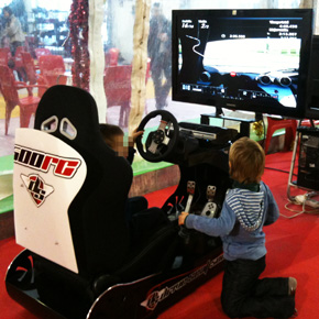 Cientos de niños disfrutan de los simuladores de conducción en Pekelandia Winter Park Zamora